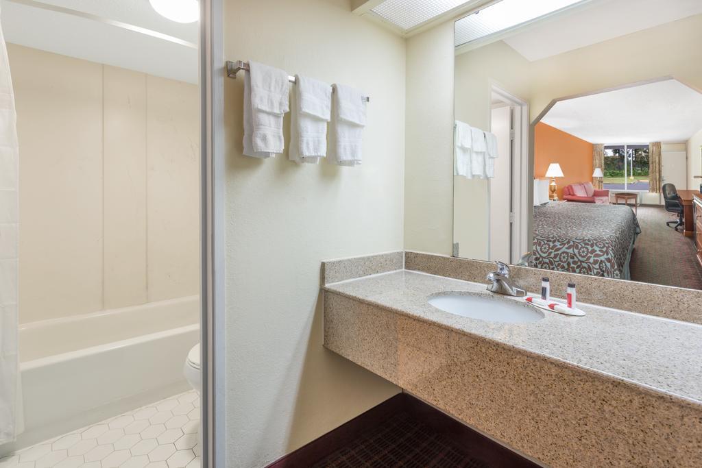 Days Inn By Wyndham Orangeburg South Kültér fotó